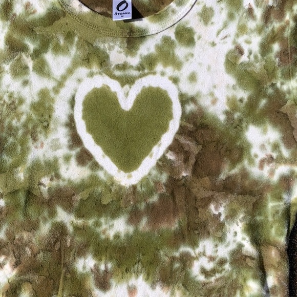 GREEN TIE DYE OTOMIX HEART SHORT SLEEVE SHIRT, SIZE MEDIUM - Picture 2 of 6